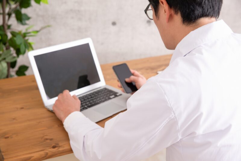 医師とパソコン