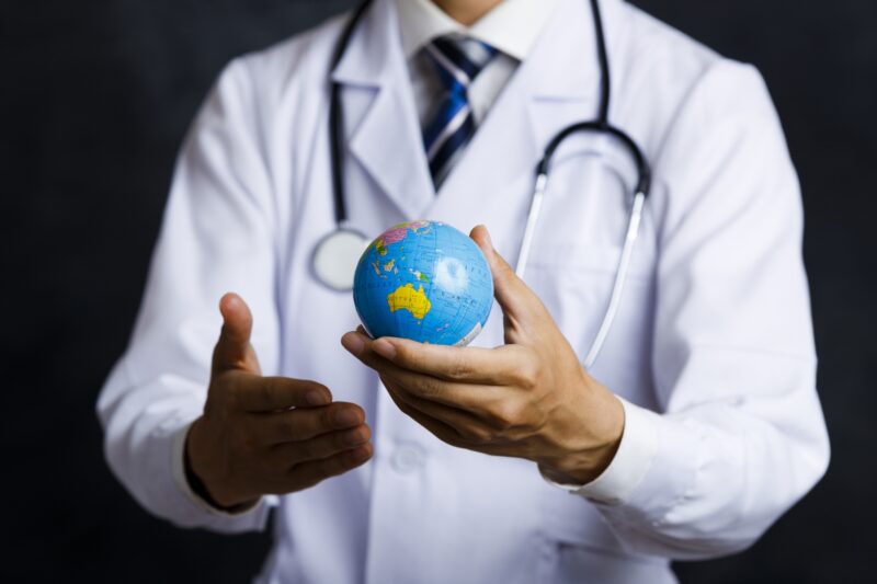 地球儀持ってる医師