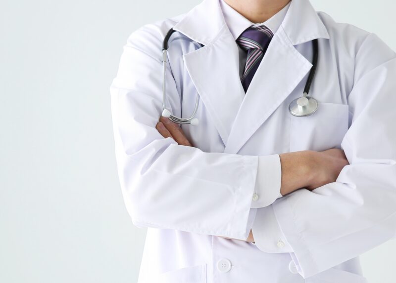 医師が腕組み